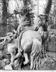 Tritons die twee paarden van de zon verzorgen in het bos van de baden van Apollo, ca. 1667-72